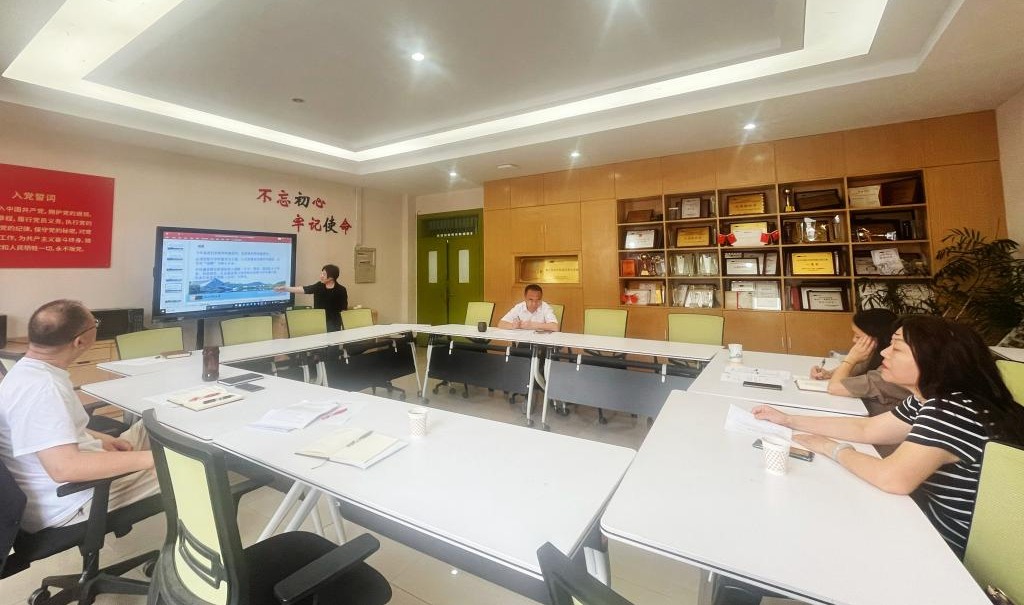 人文学院党委理论学习中心组...